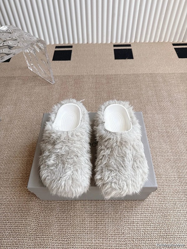White Furry Slip-on Slippers Fuzzy Slippers for Daily Rotation